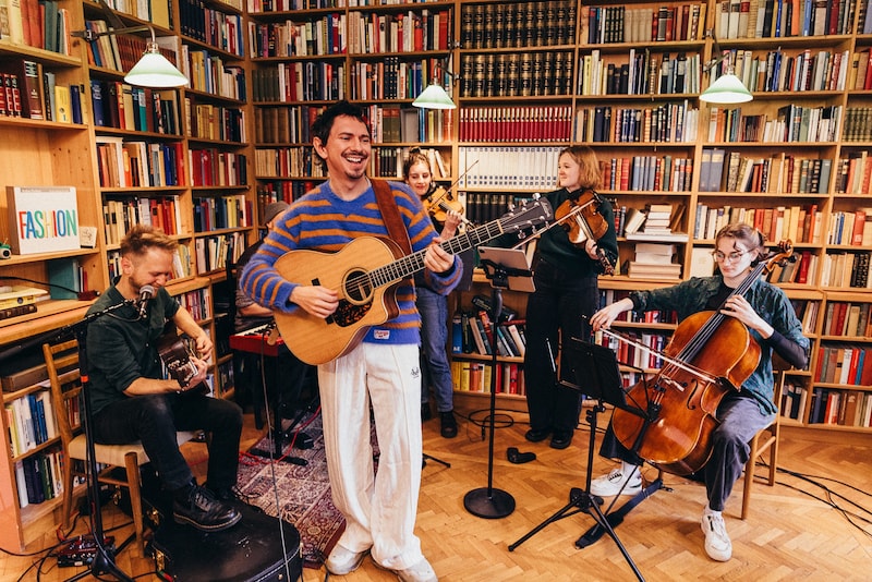 Proben, proben, proben: Für seine Unplugged-Tour schlägt Julian Le Play wieder leisere Töne an – mit Bläsern und Streichern. (Bild: KIERBERGER &amp; HAIDER)