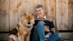 Kurt Kotrschal im Linzer Posthof: Der berühmte Verhaltensforscher aus Linz sieht im Hund, der vom Wolf abstammt, einen wichtigen „Partner für die Psyche“. (Bild: Brandstaetter)