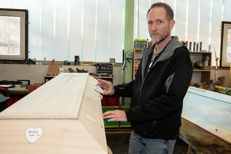 The company boss himself gets creative. Here, wooden hearts are milled out of the coffin, which can be lovingly decorated with messages or drawings by the relatives at home. (Bild: Seebacher Doris)