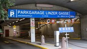 Die Einfahrt würde durch die bestehende Garage führen.