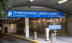 Die Einfahrt würde durch die bestehende Garage führen.