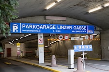 Die Einfahrt würde durch die bestehende Garage führen.
