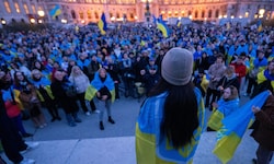 Menschen versammeln sich bei einer proukrainischen Kundgebung in Wien.