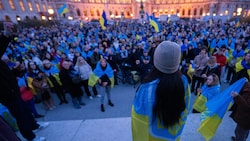 Menschen versammeln sich bei einer proukrainischen Kundgebung in Wien. (Bild: APA/GEORG HOCHMUTH)