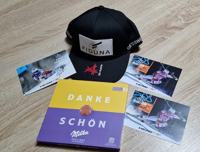 Lukas bedankte sich für das Paket aus Niederösterreich mit einer Kappe, Schokolade und ...
