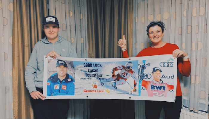 Brigitte Ernst und Sohn Tobias mit ihrem Fan-Plakat.