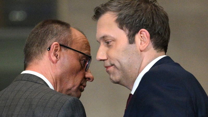 Die Chefverhandler von CDU und SPD: Friedrich Merz und Lars Klingbeil (Bild: AFP/RALF HIRSCHBERGER)