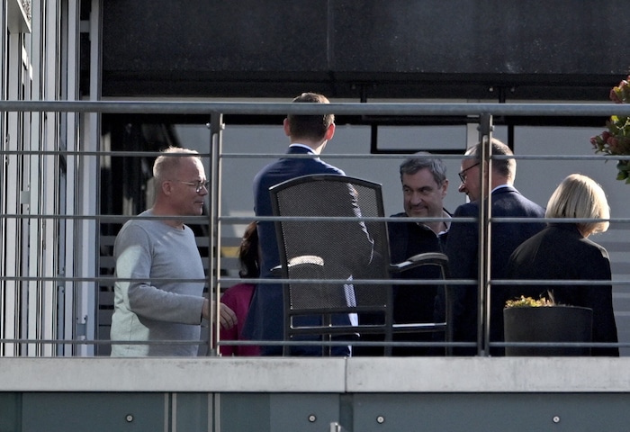 Verhandlungspause am Balkon: Friedrich Merz neben CSU-Chef Markus Söder (rechts)