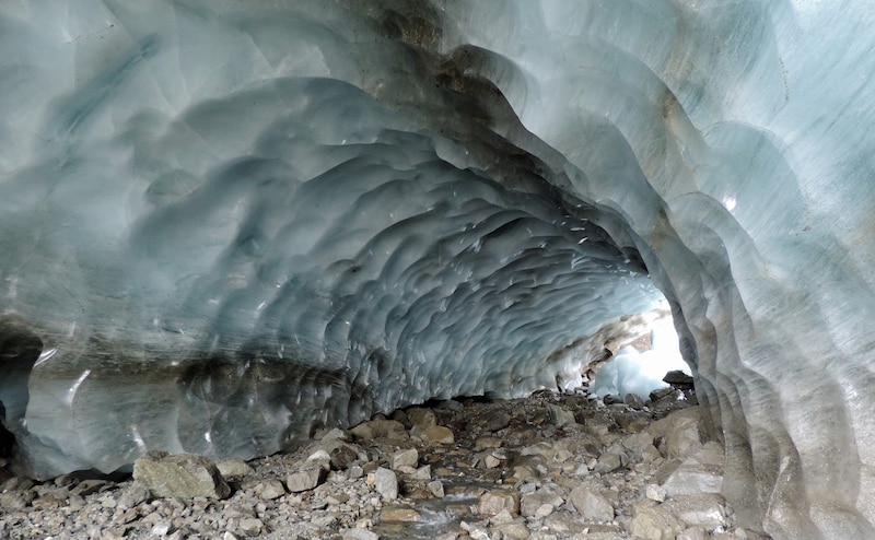 The disintegration of the glaciers creates impressive ice caves. (Bild: ÖAV Gletschermessdienst/Sepp Nussbaumer)