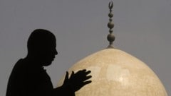 Muslime auf der ganzen Welt starteten in den Fastenmonat Ramadan. (Bild: AP/Amr Nabil)