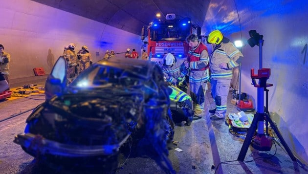 Schreckliche Bilder aus dem Henndorfer Tunnel: Ein Auto kollidierte mit einem Lkw – der Pkw-Lenker verstarb. (Bild: ASBÖD Abschnitt 3, VI Hohmann J.)