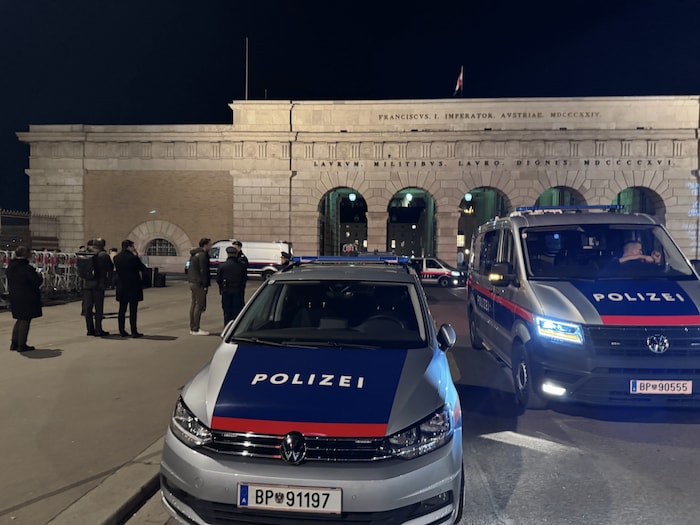 Kurz darauf sollen dutzende Polizei-Einsatzkräfte eingetroffen sein, um die Videoinstallation zu ...