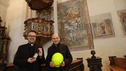 Propst Clemens Grill mit Werner Hilber in der Minoritenkirche