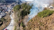 Die Hanglage des Waldstücks erschwerte die Löscharbeiten.
