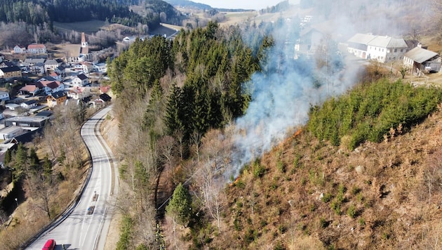 The hillside location of the woodland made the extinguishing work more difficult. (Bild: FF Hirschbach)