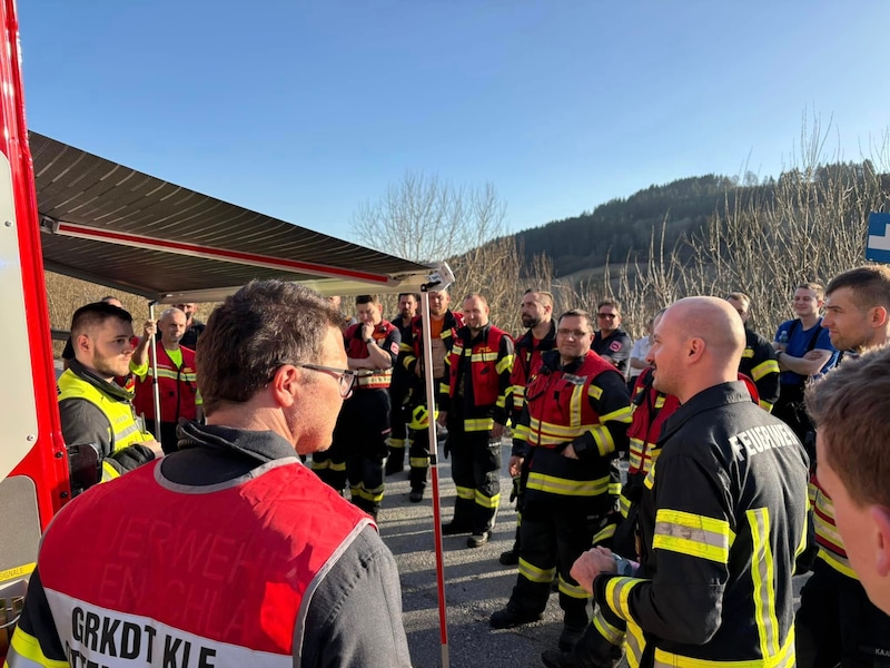 Briefing of the Florianis. (Bild: FF Hirschbach)