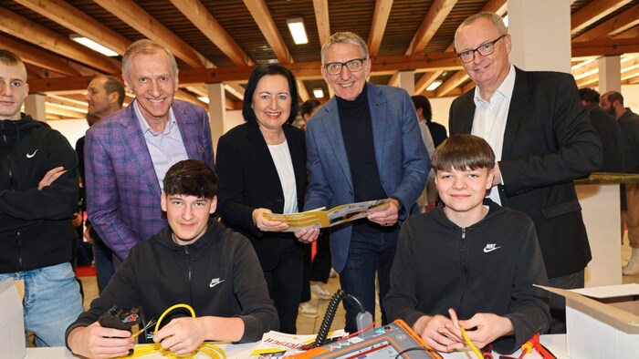 Josef Pesserl, Elisabeth Meixner, Josef Herk und Klaus Herrmann schauten den Schülern über die Schultern.