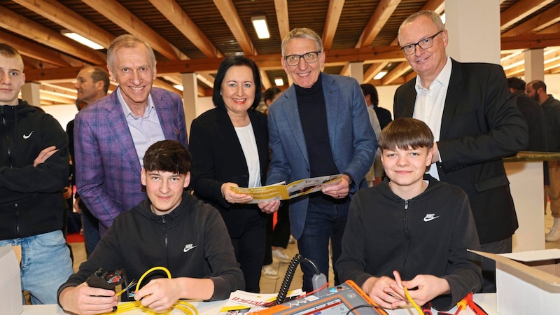 Josef Pesserl, Elisabeth Meixner, Josef Herk und Klaus Herrmann schauten den Schülern über die Schultern. (Bild: Jauschowetz Christian)