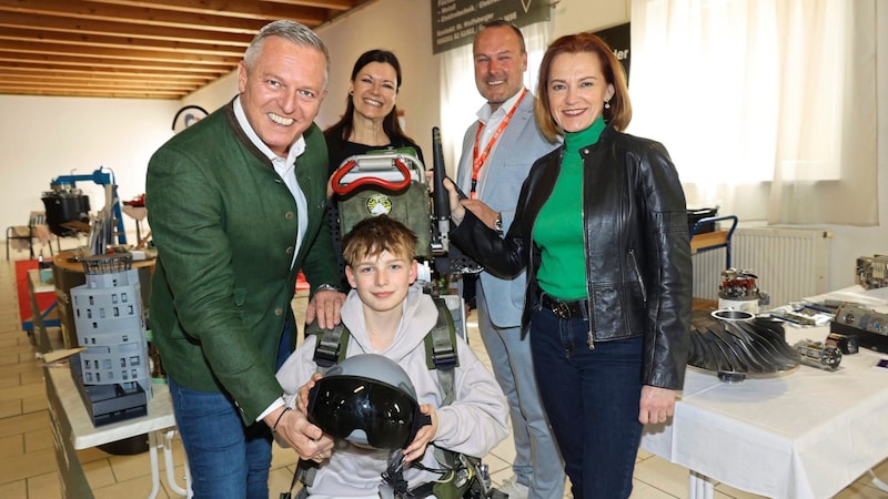 Landesregierer Mario Kunasek und Simone Schmiedtbauer mit dem steirischen „Krone“-Verkaufsleiter Alfred Markus und der Projektverantwortlichen Sonja Gassmann (Bild: Jauschowetz Christian)