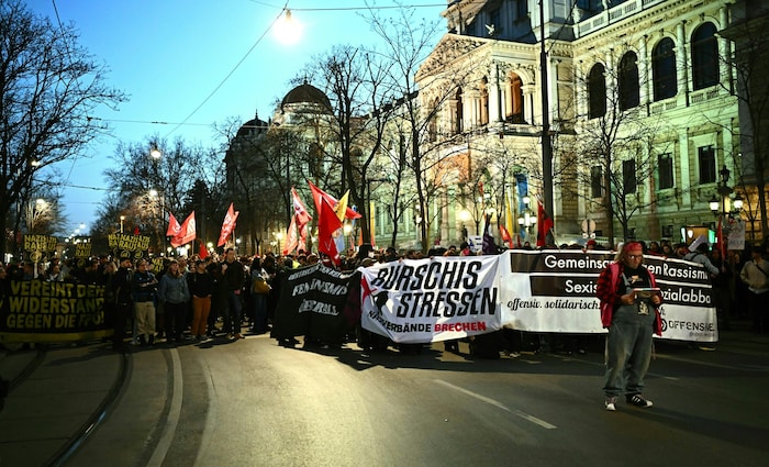Rund um die Sperrzone der Wiener Hofburg zieht ein Demozug durch Wien.