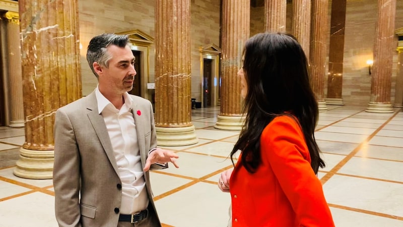 NEOS Tierschutzsprecher Christoph Pramhofer im Gespräch mit „Krone“ Journalistin Maggie Entenfellner.  (Bild: Katharina Lattermann)