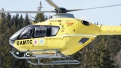 Der schwer verletzte Skifahrer wurde mit dem Rettungshubschrauber ins Spital geflogen.  (Bild: Pail Sepp)