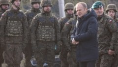 Polens Regierungschef Donald Tusk reagiert auf die veränderte Sicherheitslage in Europa. ER will, dass jeder erwachsene Mann in Polen für den Kriegsfall ausgebildet ist. (Bild: AFP)