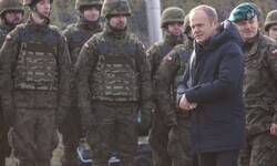 Polens Regierungschef Donald Tusk reagiert auf die veränderte Sicherheitslage in Europa. ER ...