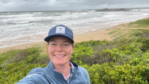 Styrian golfer Sarah Schober visited Sawtell Beach on Saturday morning. She is trying to make the best of the situation. (Bild: Sarah Schober)