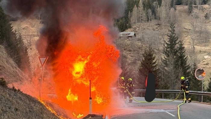 The car burned down completely