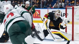 Marco Rossi (mit dem Rücken zum Bild) lieferte einen Assist. (Bild: Ethan Cairns)