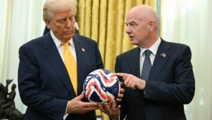 FIFA-Boss Gianni Infantino (re.) zu Besuch bei Donald Trump im Weißen Haus (Bild: AP/AP ( via APA) Austria Presse Agentur)