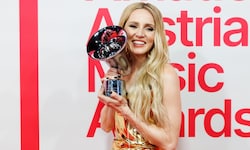 Melissa Naschenweng funkelt mit ihrem Preis um die Wette!