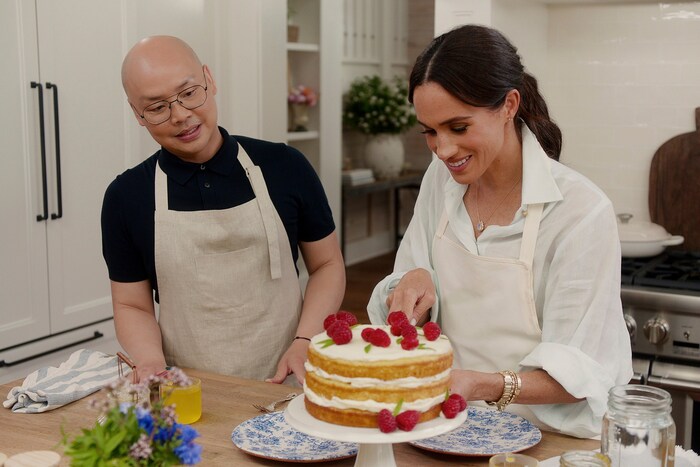 Und bastelt mit ihrem Make-up-Artisten Kuchen.