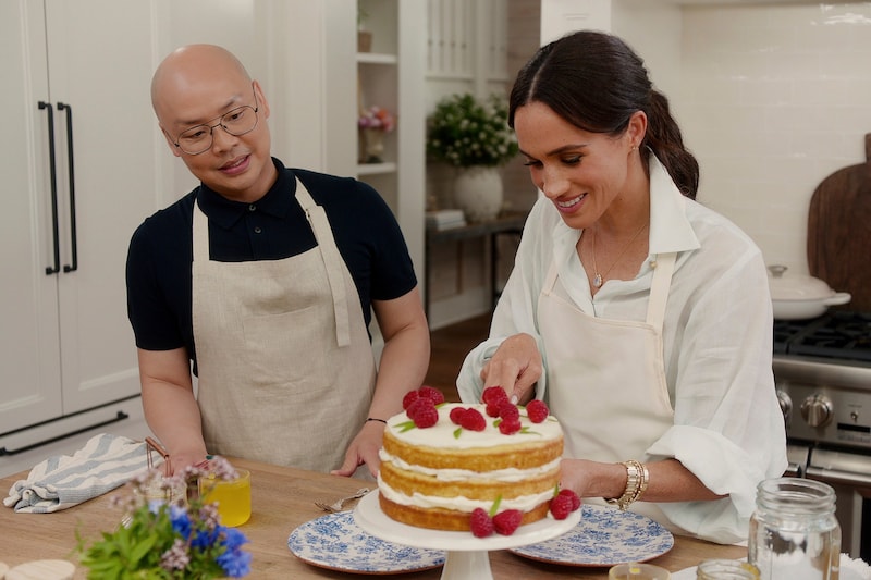 And makes cakes with her make-up artist. (Bild: AP ( via APA) Austria Presse Agentur)