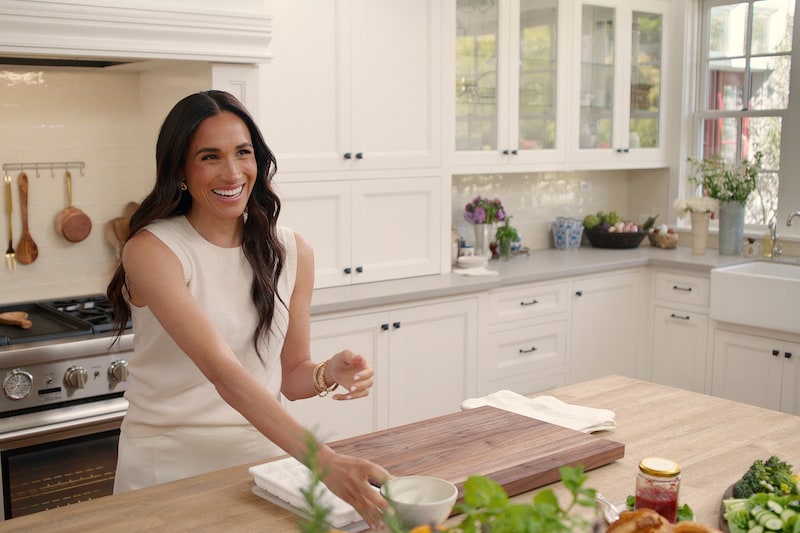 Duchess Meghan creates little treats in a perfectly equipped kitchen. (Bild: AP ( via APA) Austria Presse Agentur)