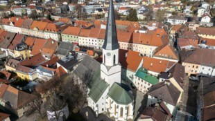 Sehr hoch und zur Länge der Kirche unproportional wirkt der Turm der Stadtpfarrkirche St. Veit an der Glan; im dicht bebauten Gebiet ist sie dadurch aber sehr gut und weithin erkennbar. (Bild: Arbeiter Dieter)