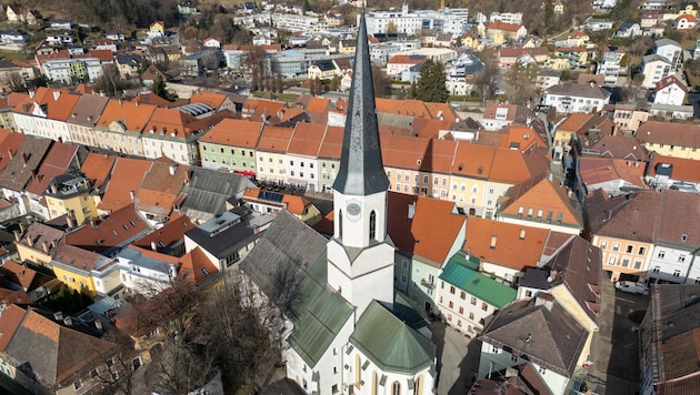 The tower of the parish church of St. Veit an der Glan appears very high and disproportionate to the length of the church; however, in the densely built-up area, it is easily recognizable from afar. (Bild: Arbeiter Dieter)