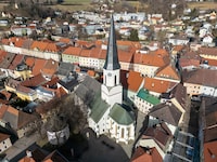 Sehr hoch und zur Länge der Kirche unproportional wirkt der Turm der Stadtpfarrkirche St. Veit an der Glan; im dicht bebauten Gebiet ist sie dadurch aber sehr gut und weithin erkennbar. (Bild: Arbeiter Dieter)