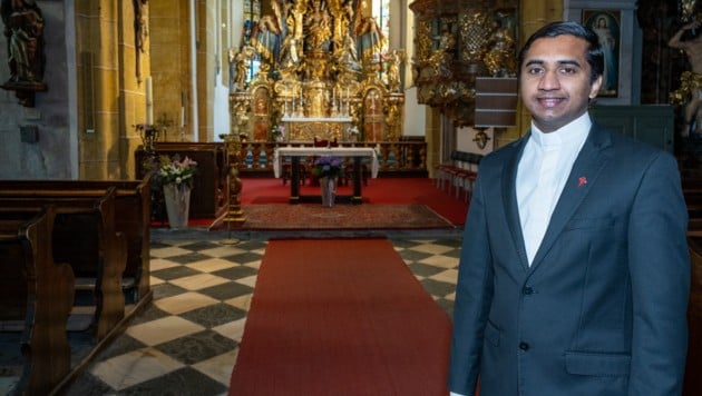 Provisor Jinu Joseph in der Stadtpfarrkirche von St. Veit an der Glan. (Bild: Arbeiter Dieter)