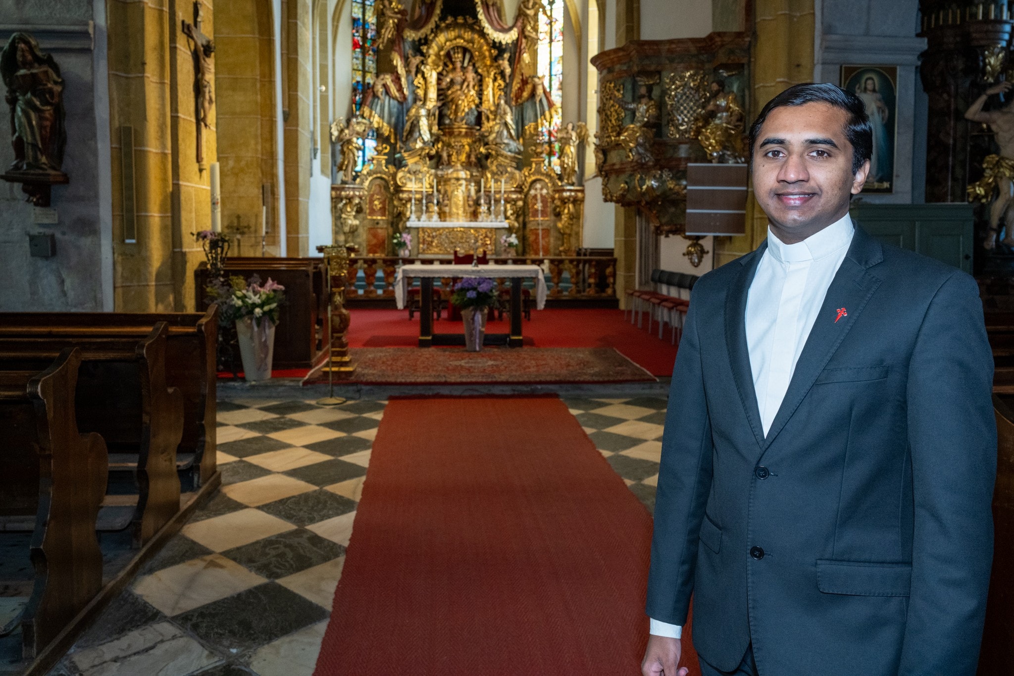 Provisor Jinu Joseph in der Stadtpfarrkirche von St. Veit an der Glan. (Bild: Arbeiter Dieter)