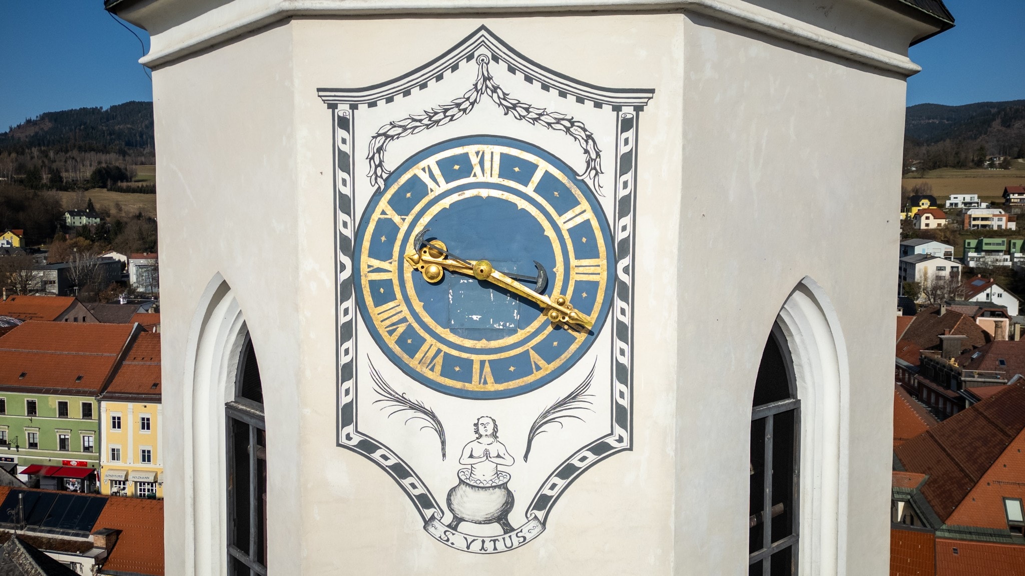 Südlich des Hauptplatzes von St. Veit liegt die Stadtpfarrkirche, die der heiligsten Dreifaltigkeit und dem heiligen Vitus geweiht ist. (Bild: Arbeiter Dieter)