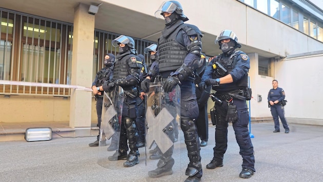 Officers from the Innsbruck correctional facility during a presentation at the regional court. (Bild: Birbaumer Christof)