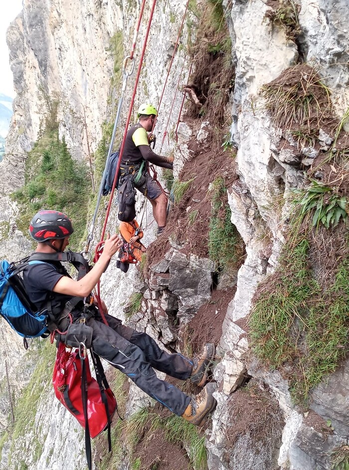 For the preparatory work in the rock faces, safety work had to be carried out at great heights, ...