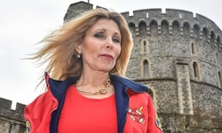 Pamela Bach 2017 bei einem Besuch im englischen Windsor vor dem Schloss.