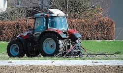 Bereits im vergangenen Jahr erlitt die Familie einen schweren Schock, als eine Mure infolge des Hochwassers den Hof beschädigte (Symbolbild). (Bild: Tröster Andreas)