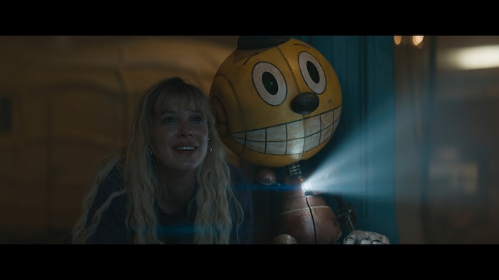 Michelle (Millie Bobby Brown) mit ihrem Roboter-Bruder.