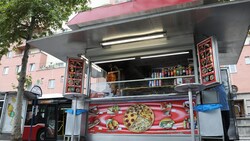 Von selbst gelang es dem Jugendlichen nicht, die Kasse mit dem darin befindlichen Bargeld zu ...