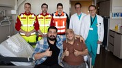 Rajko Nikolic mit seinem Sohn und den Rettern des Samariterbunds, der Wiener Berufsrettung und ...
