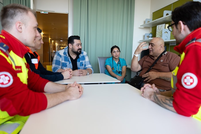 Rajko Nikolic im Gespräch mit seinen Rettern